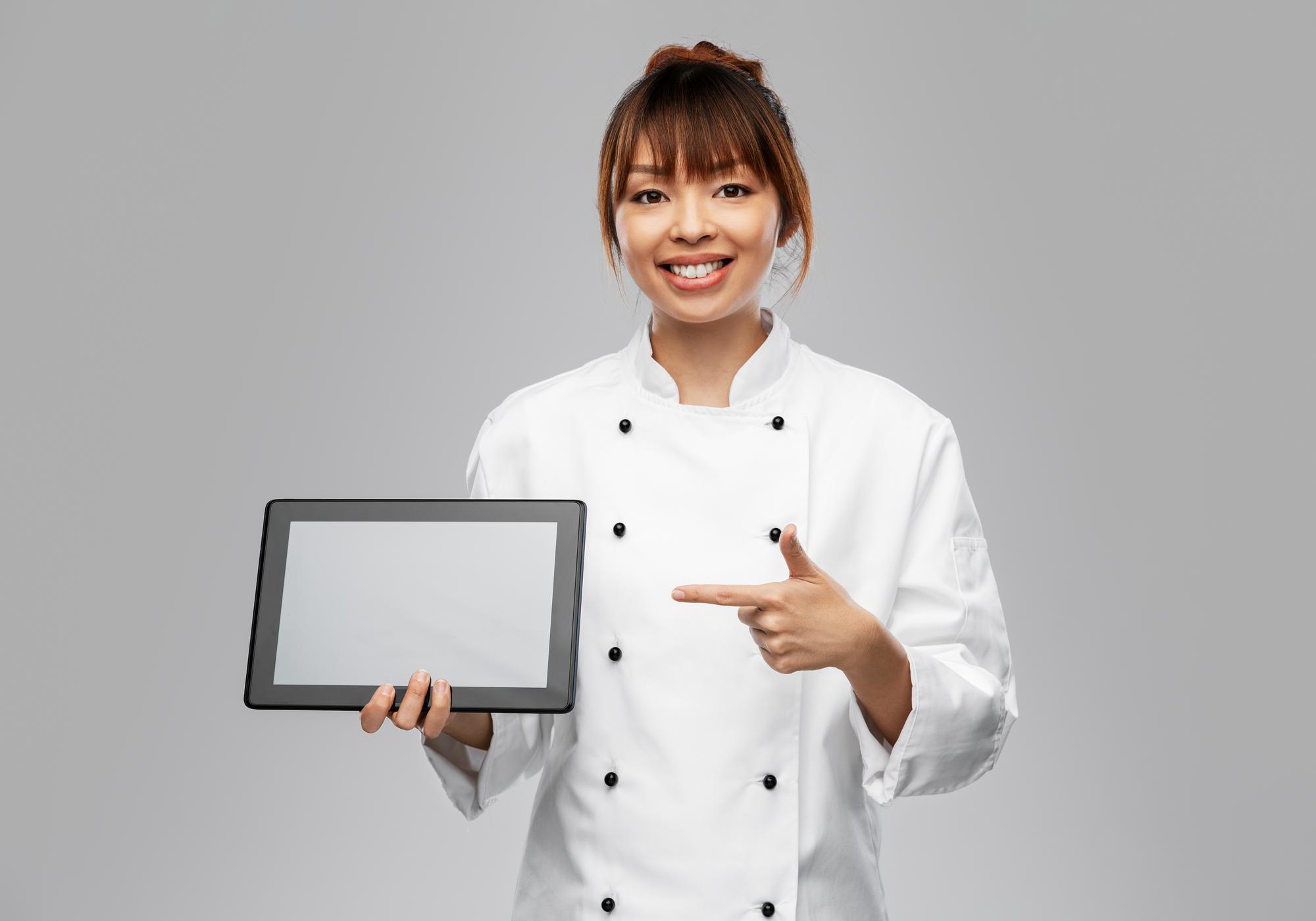 Chef che spiega una ricetta in cucina moderna